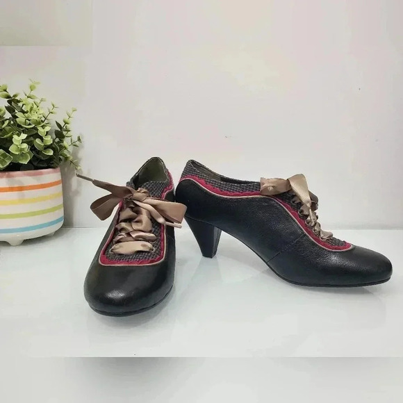 Poetic license Victorian leather and wool heel booties with ribbon laces. Size 8 - Picture 2 of 8